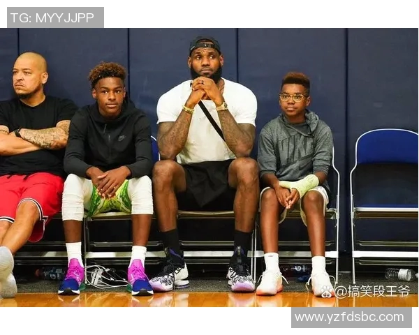 詹姆斯父子同台激动时刻布朗尼正式宣布参加NBA选秀